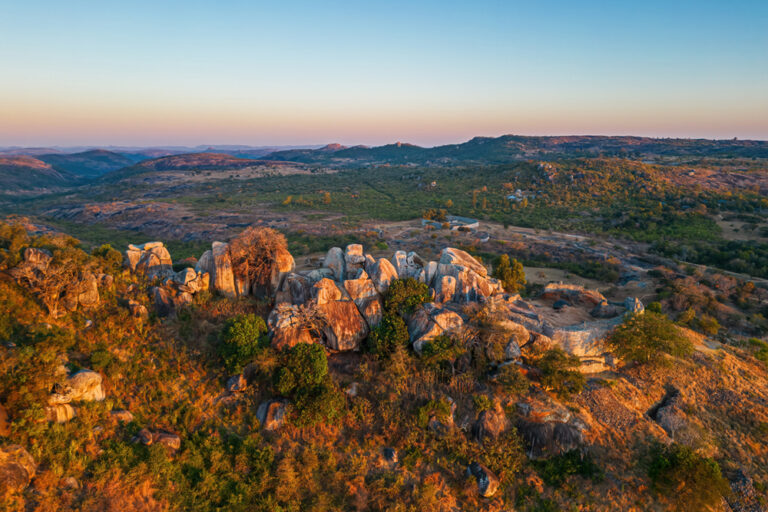 Groß-Simbabwe mit Bergruine und Große Einfriedung - Bild: Shutterstock