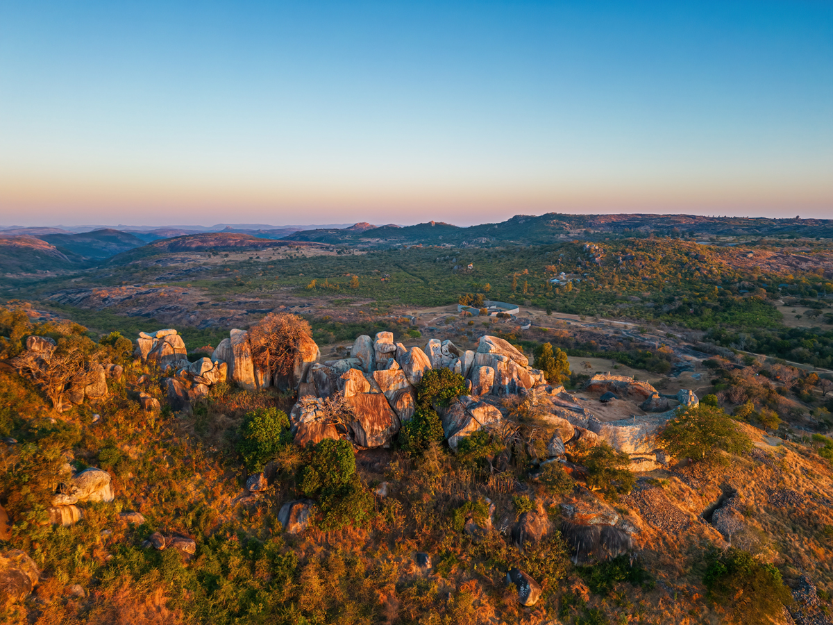 Groß-Simbabwe mit Bergruine und Große Einfriedung - Bild: Shutterstock