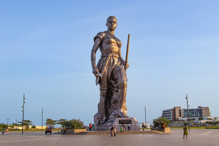 Monument Amazone in Cotonou - Bild: Shutterstock.com