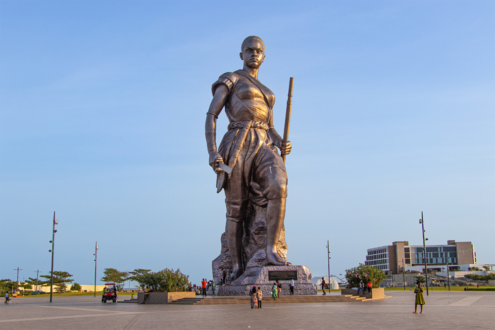 Monument Amazone in Cotonou - Bild: Shutterstock.com