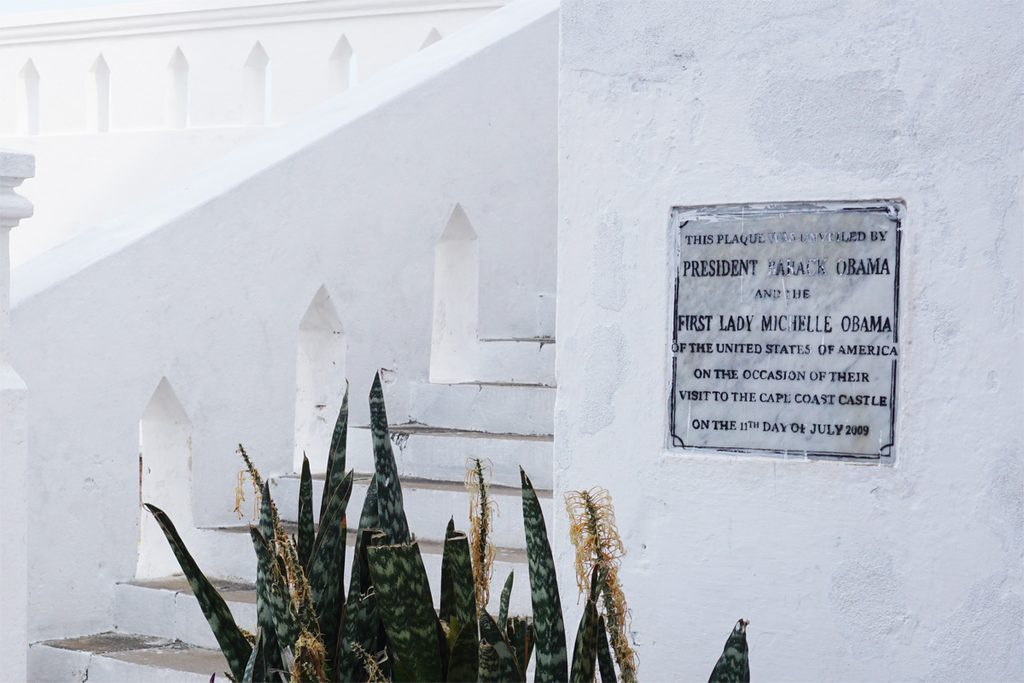 Inschrift in Cape Coast Castle zur Erinnerung an den Besuch der Familie Obama am 11. Juli 2009.