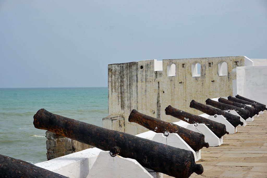 Dateiname: cape-coast-castle-kanonen-atlantik-ghana.jpg
Alternativtext: Historische Kanonen auf den Festungsmauern von Cape Coast Castle in Ghana, auf den Atlantik gerichtet.